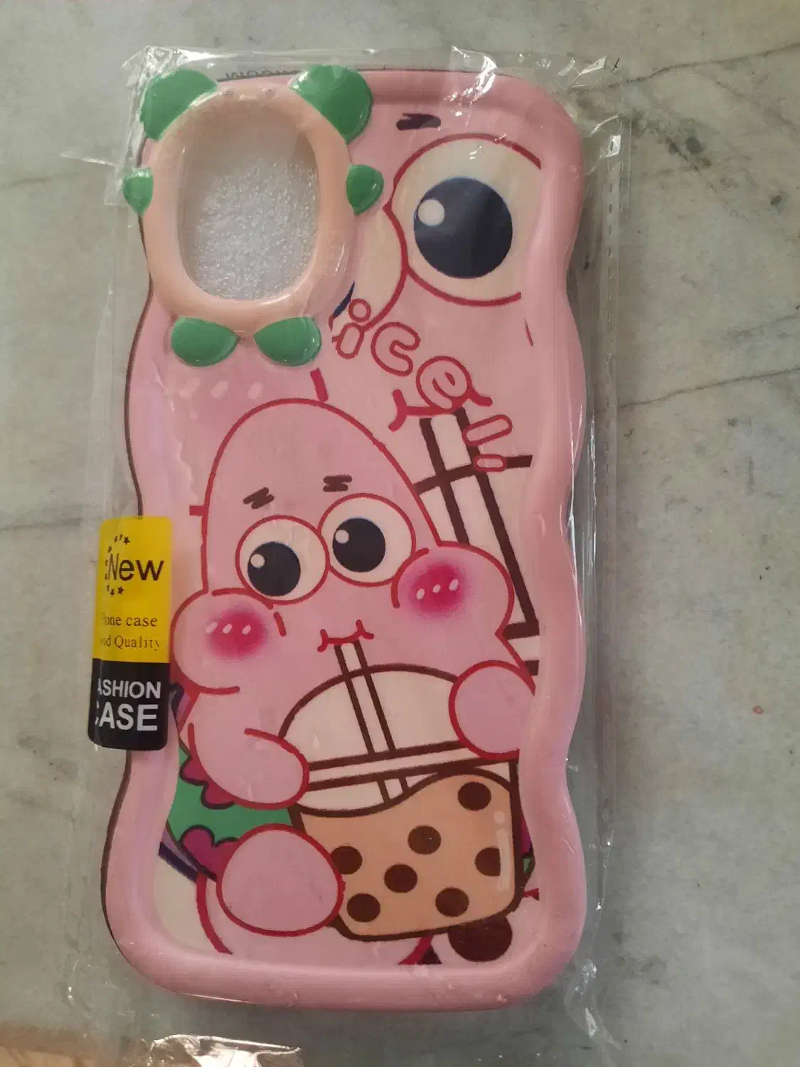 تعدادی وسیله|کیف، کفش، کمربند|اصفهان, بوستان ناژوان|دیوار