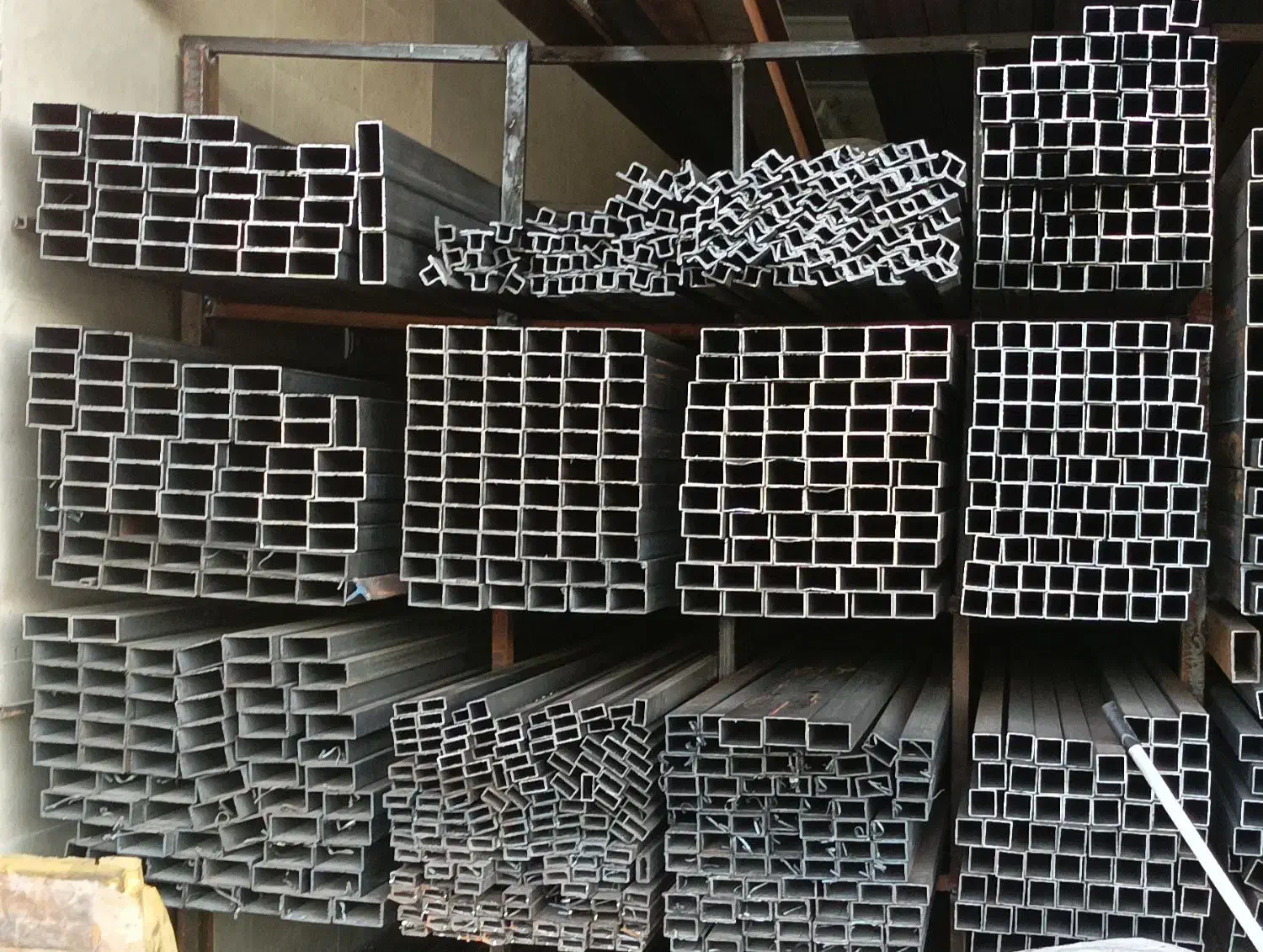 آهن آلات میلگرد قوطی و ورق گالوانیزه و رنگی|عمده‌فروشی|شیراز, دارالرحمه|دیوار