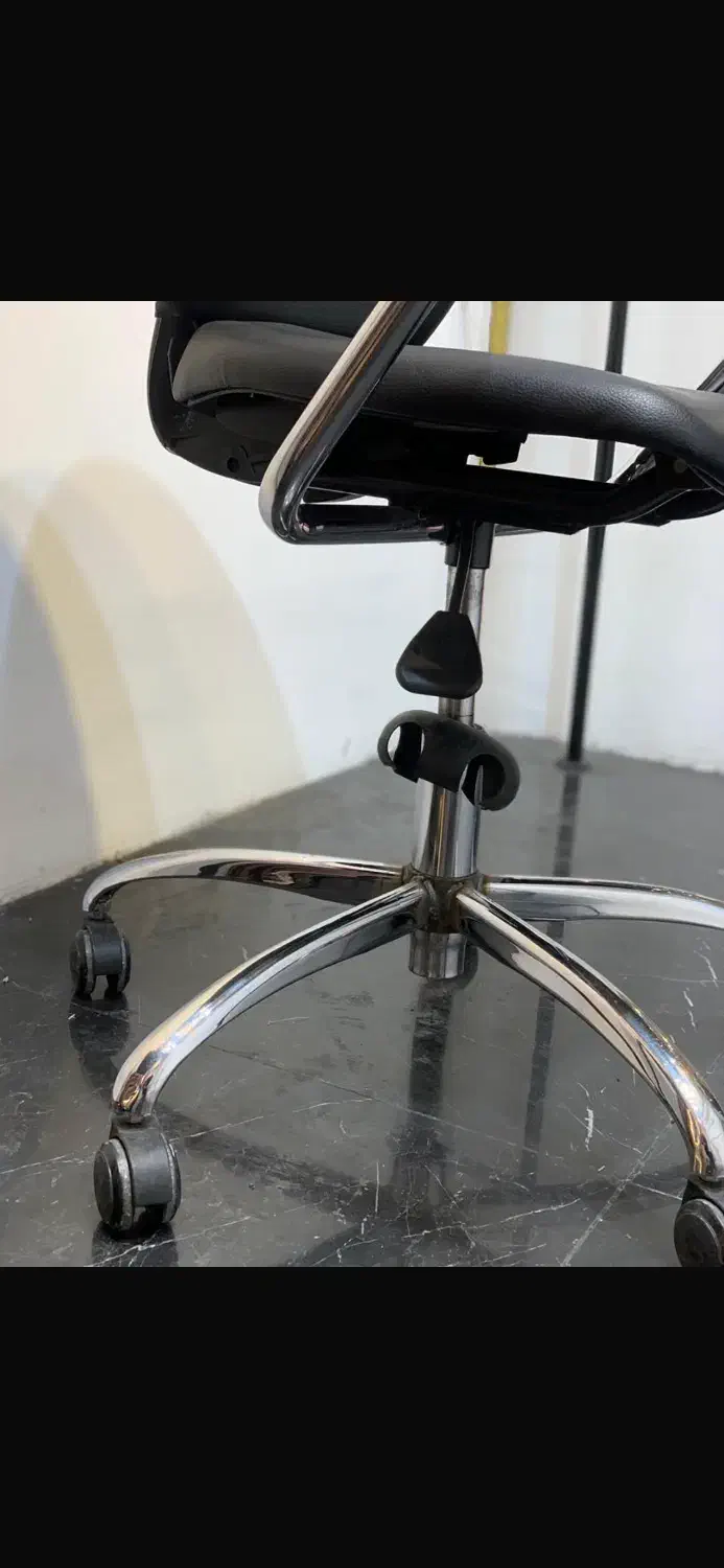 صندلی اداری و آیینه قدی|آرایشگاه و سالن‌های زیبایی|تهران, زرگنده|دیوار