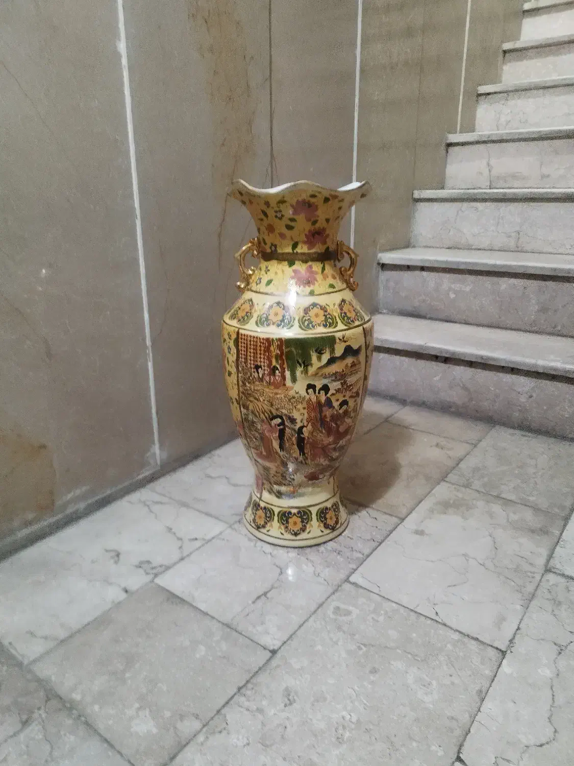 گلدان کاملا سالم چینی|مجسمه، تندیس، ماکت|تهران, بلورسازی|دیوار