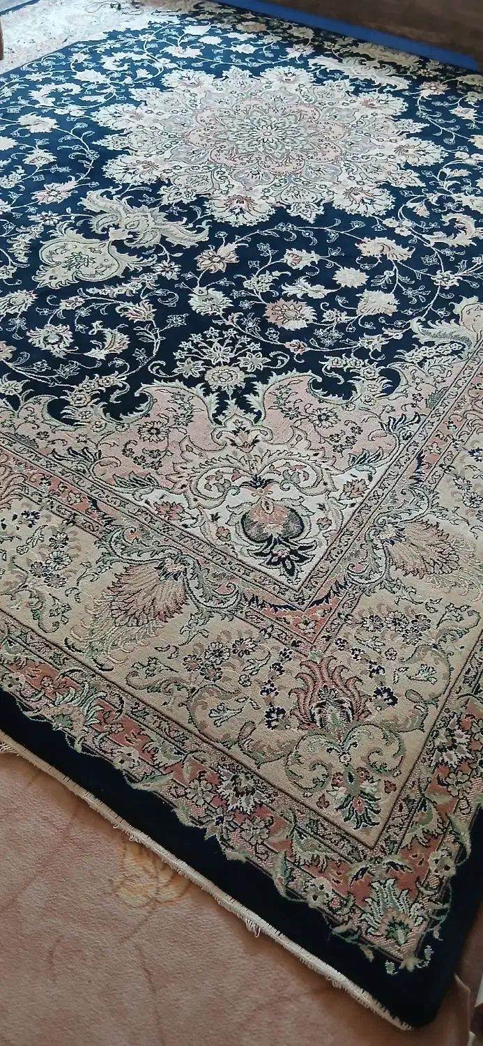 قالی ۱۲ متری ، ۵۰۰ شانه، رنگ سرمه ای|فرش|شیراز, شهرک مهدی‌آباد|دیوار