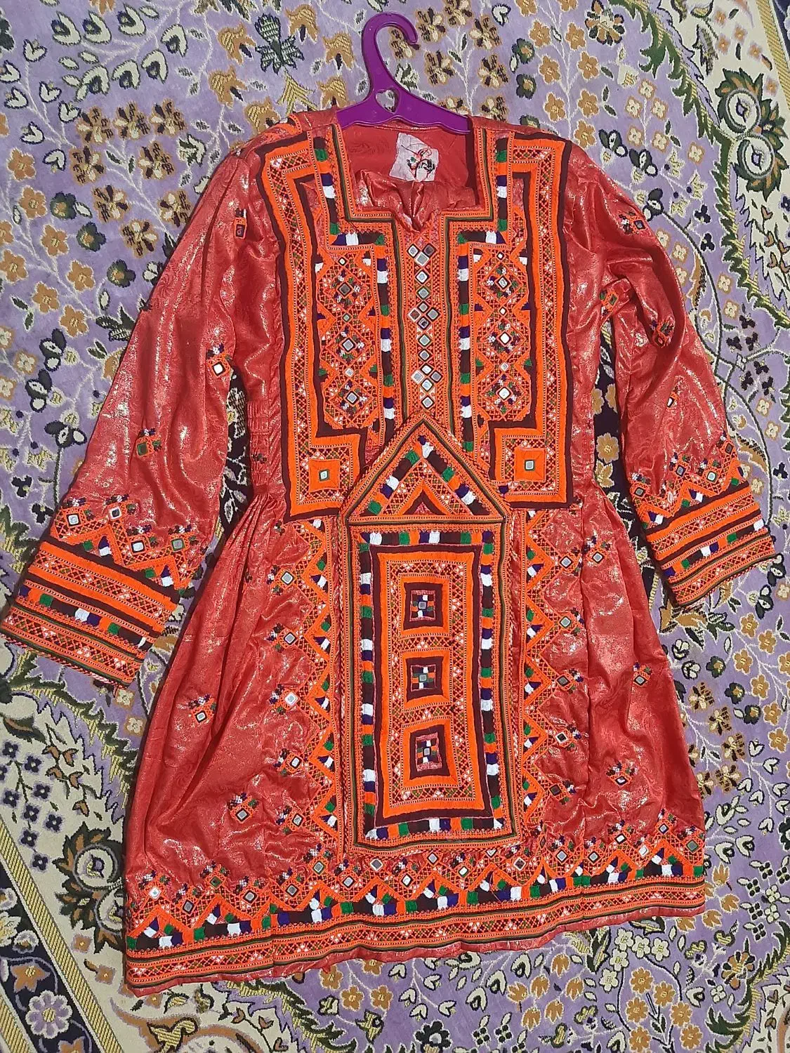 لباس خوشرنگ قرمز|لباس|پیپ, |دیوار