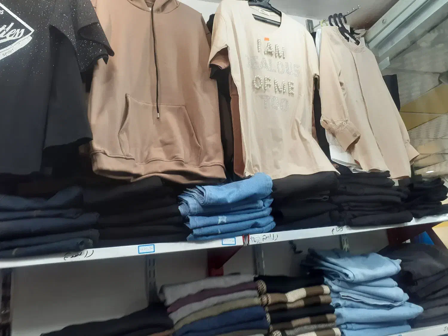 یک باب مغازه با کلیه اجناس ب فروش می‌رسد|لباس|الشتر, |دیوار