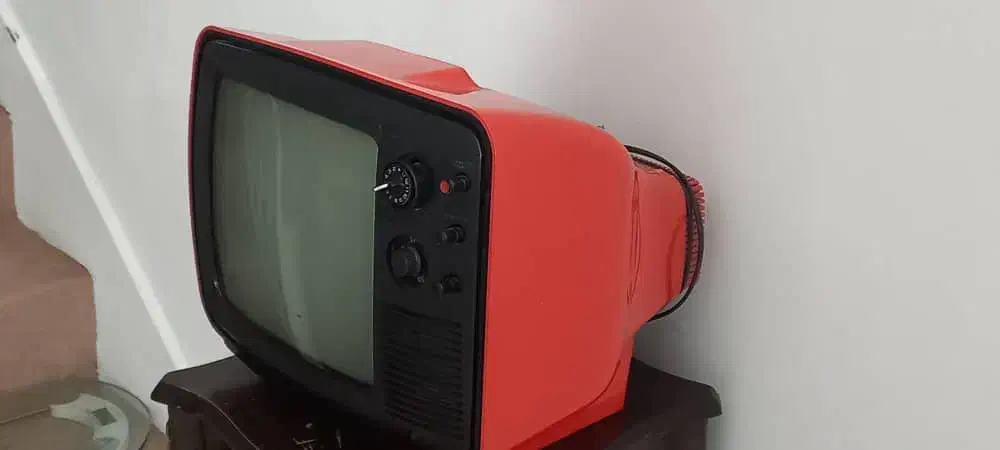 تلویزیون قدیمی ۱۴ اینچ|تلویزیون و پروژکتور|کرمانشاه, |دیوار