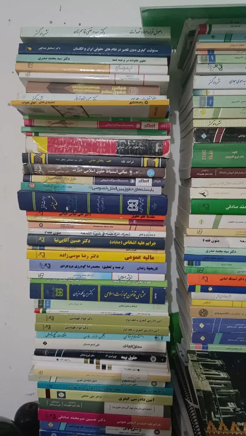 فروش تعدادی کتاب رشته حقوق|کتاب و مجله آموزشی|بندر کنگان, |دیوار