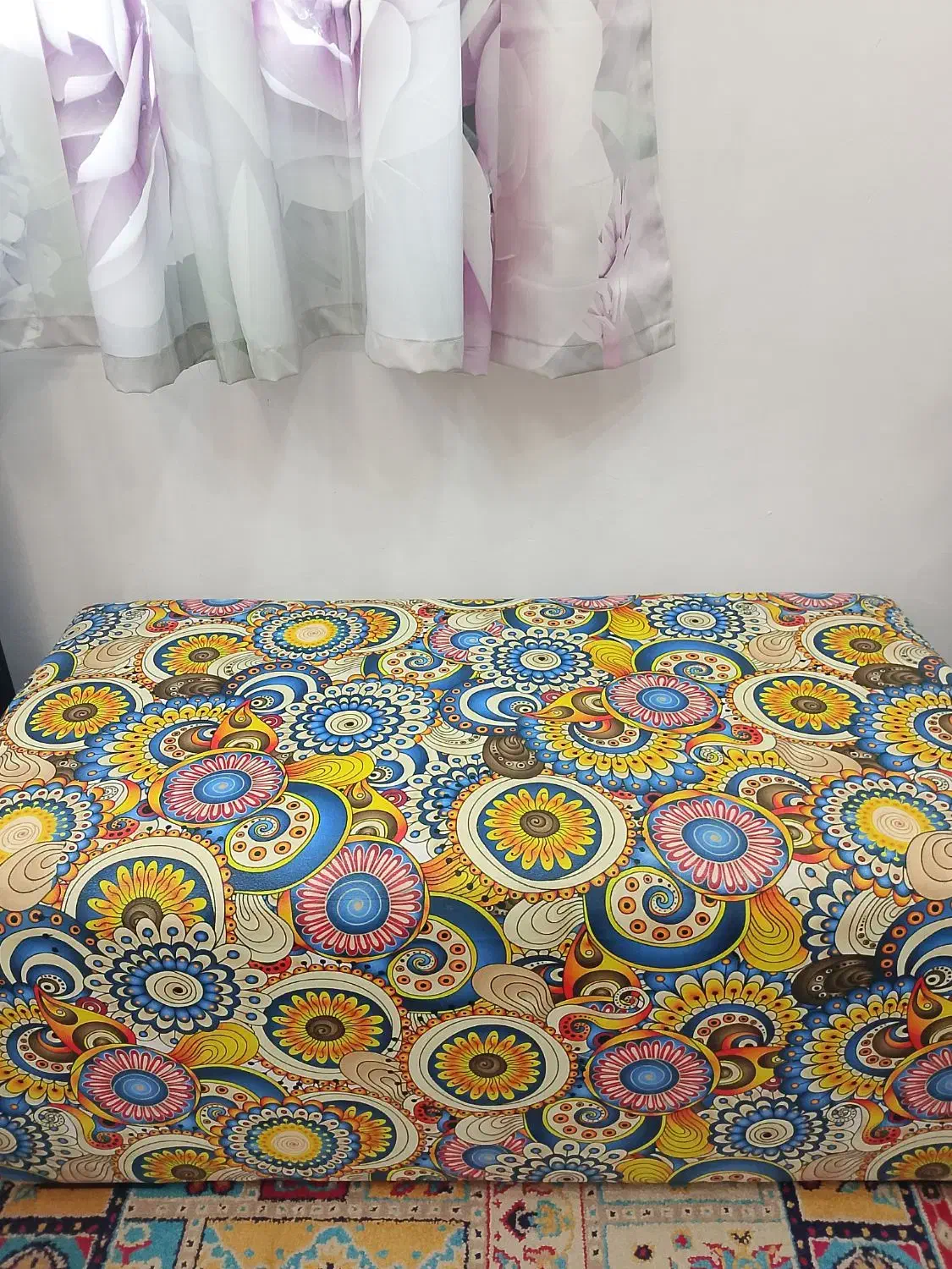 یک عدد نیمکت مبلی بادوعددکوسن زیباویک رخت اویز|صندلی و نیمکت|چمستان, |دیوار