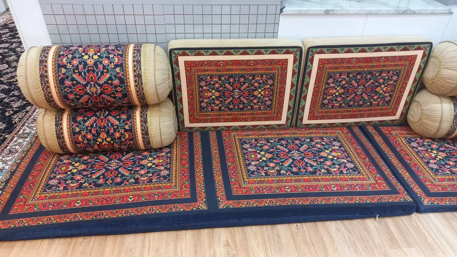 شاه نشین ۳ متری|پشتی|تبریز, |دیوار