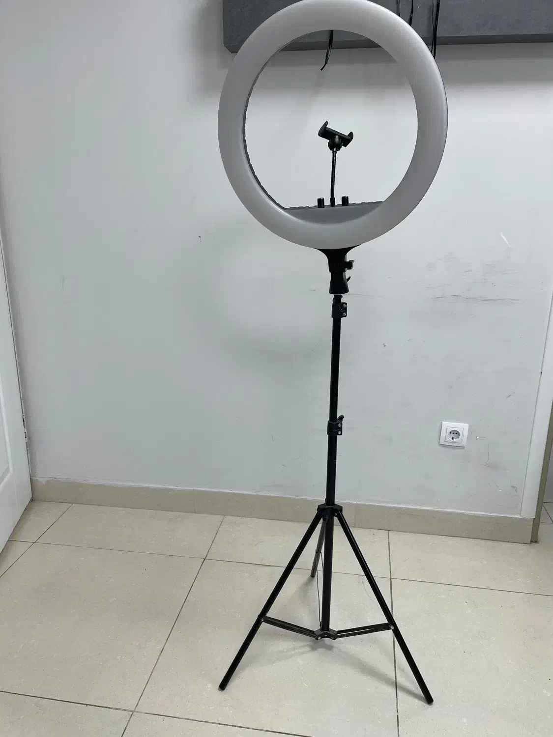 رینگ لایت در حد نو|دوربین عکاسی و فیلم‌برداری|رشت, معلم|دیوار