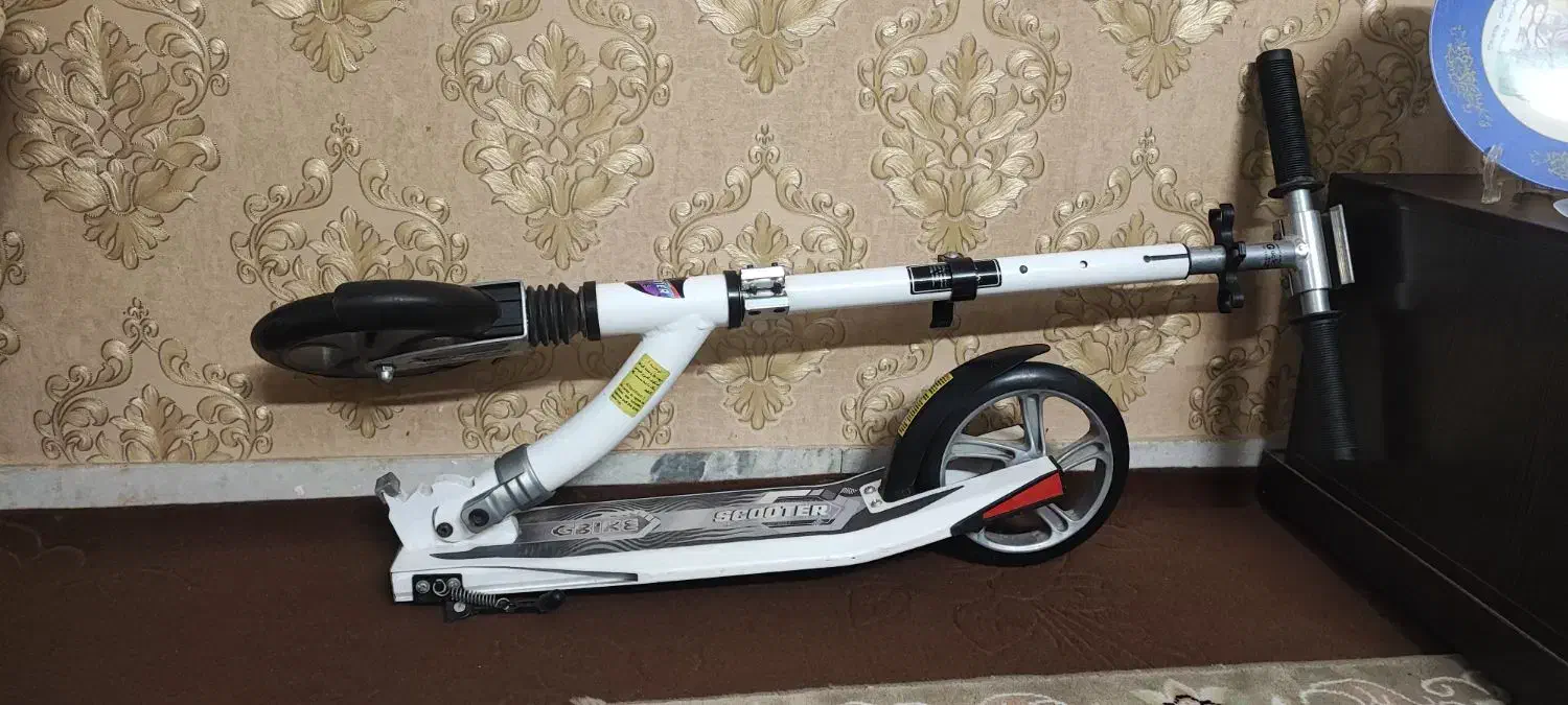 اسکوتر زیبا و بزرگ سفید برند اسکوتر|دوچرخه، اسکیت، اسکوتر|فردیس, نسترن غربی|دیوار