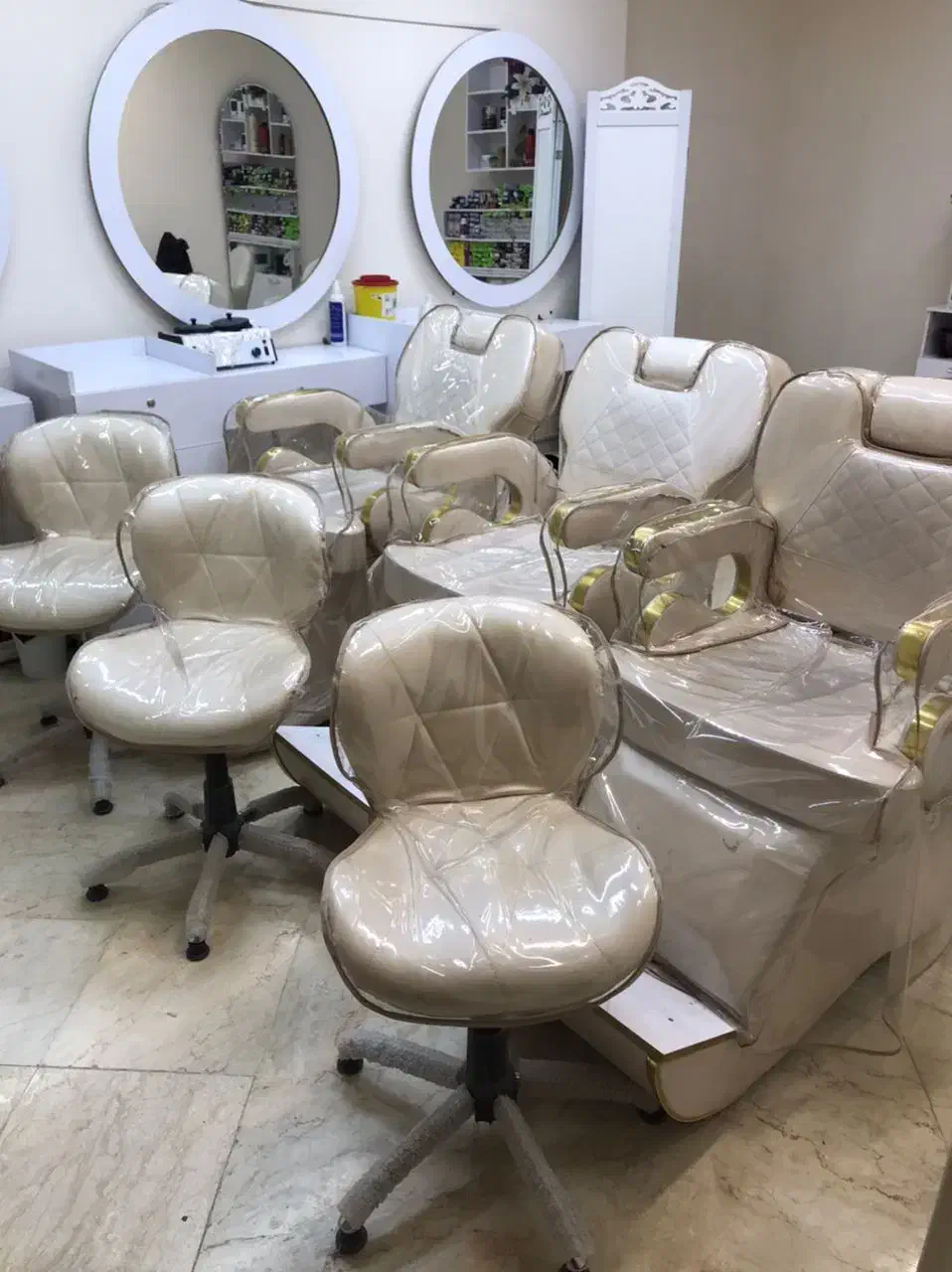 لوازم و میز و صندلی ارایشگاهی در حد نو|آرایشگاه و سالن‌های زیبایی|بروجرد, |دیوار