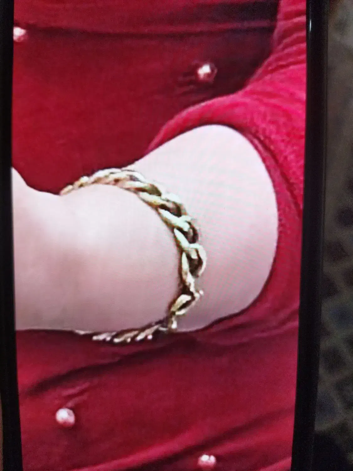 دستبند گم شده|اشیا|میانه, |دیوار