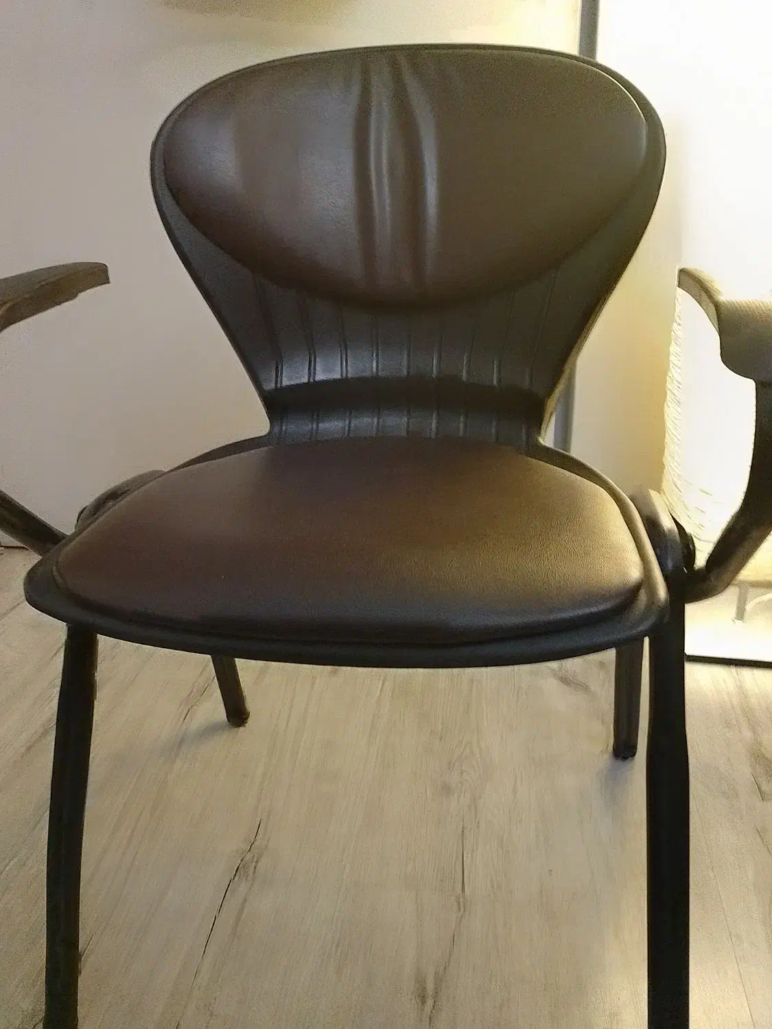 صندلی چرمی تک نفره پایه فلزی تمیز|مبلمان اداری|تهران, گیشا|دیوار