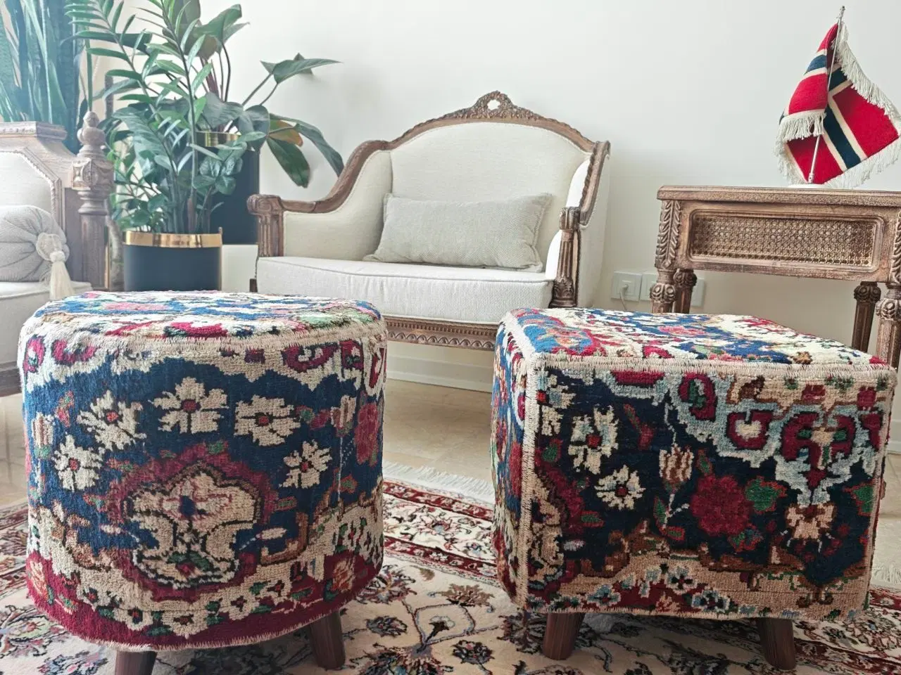 پاف تک و دونفره گرد و مربعی با فرش دستباف|صندلی و نیمکت|رشت, ساغری سازان|دیوار