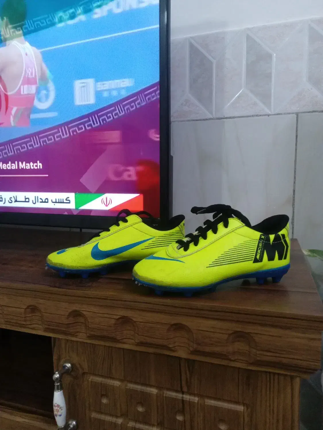 کفش ورزشی چمن|کیف، کفش، کمربند|نیشابور, فردوسی جنوبی|دیوار