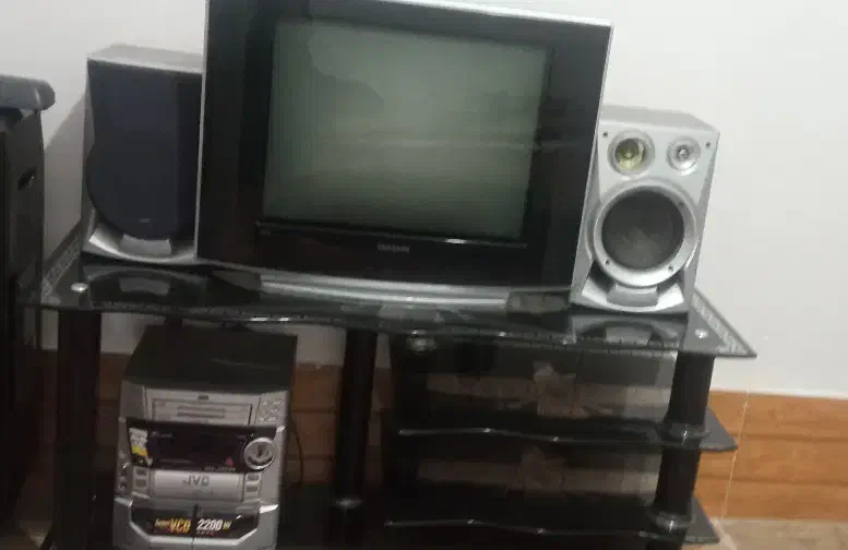 زیر تلوزیونی و تلوزیون و ظبط صوت تمیز سالم|صوتی و تصویری|شیراز, شهرک مهرگان|دیوار