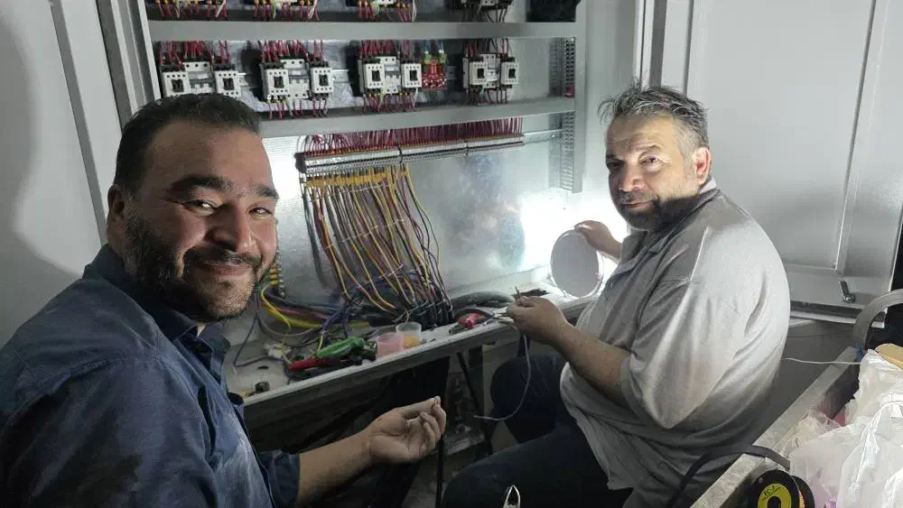 خدمات فنی و مهندسی برق و تابلو برق|خدمات پیشه و مهارت|یزد, |دیوار