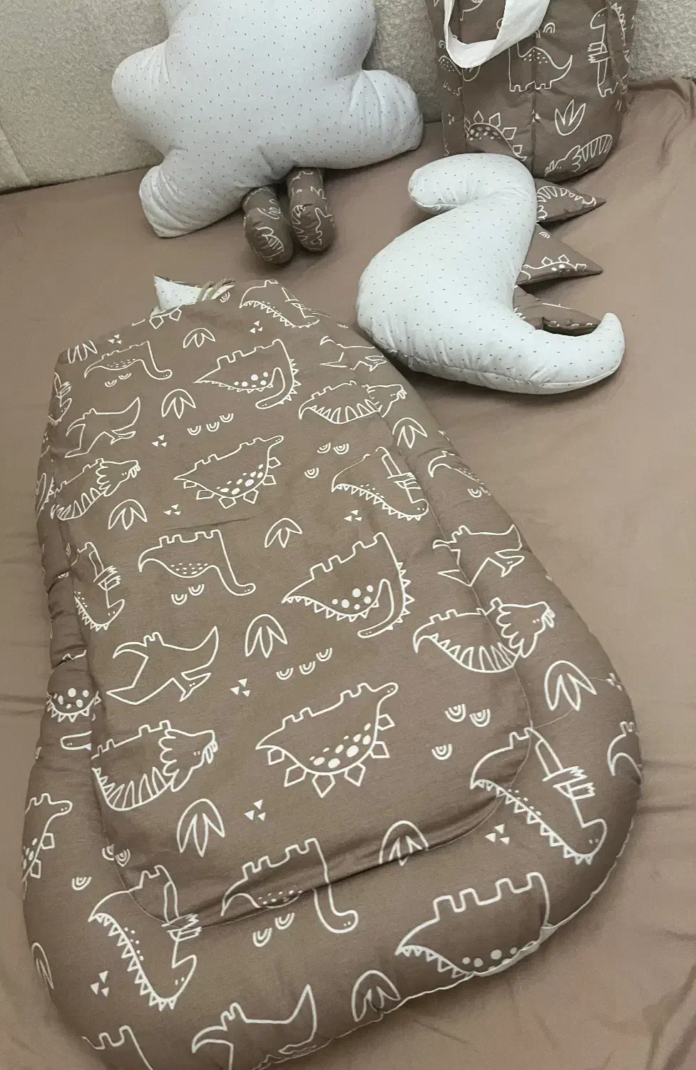 تشک گارد دار کیسه لباس چرک نو و ۲تا کوسن نو|اسباب و اثاث بچه|تهران, دهکده المپیک|دیوار