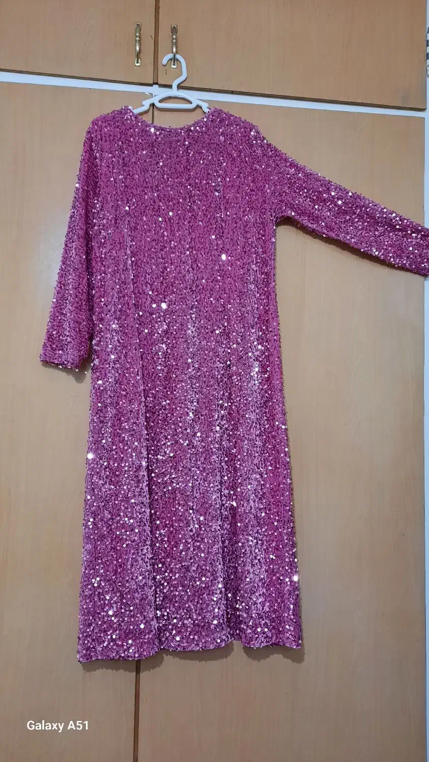 پیراهن پولکی،زمینه مخمل صورتی|لباس|مشکیندشت, |دیوار