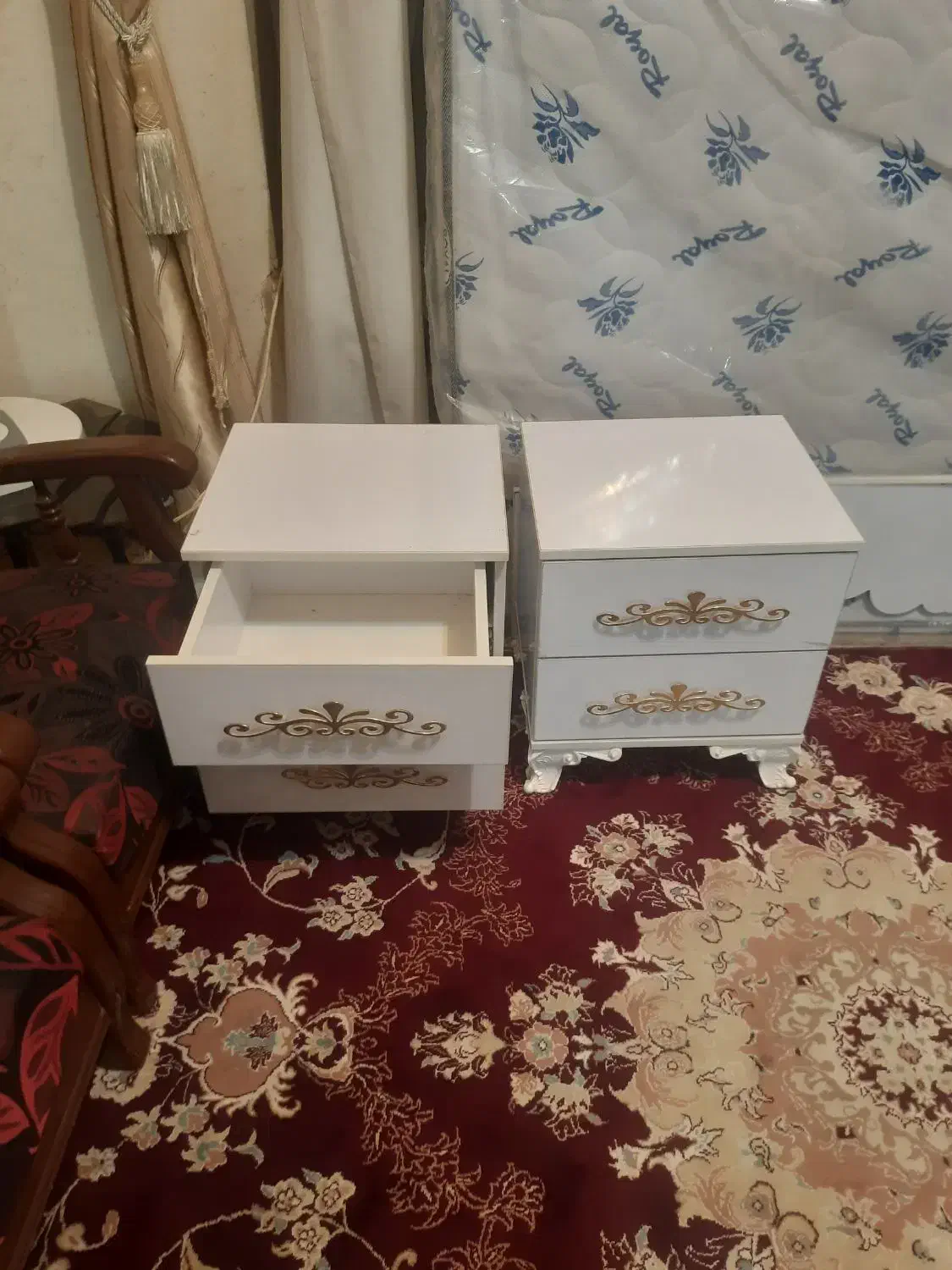 تخت خواب و تشک رویال و میز عسلی در حد نو|تخت و سرویس خواب|پیر بکران, |دیوار