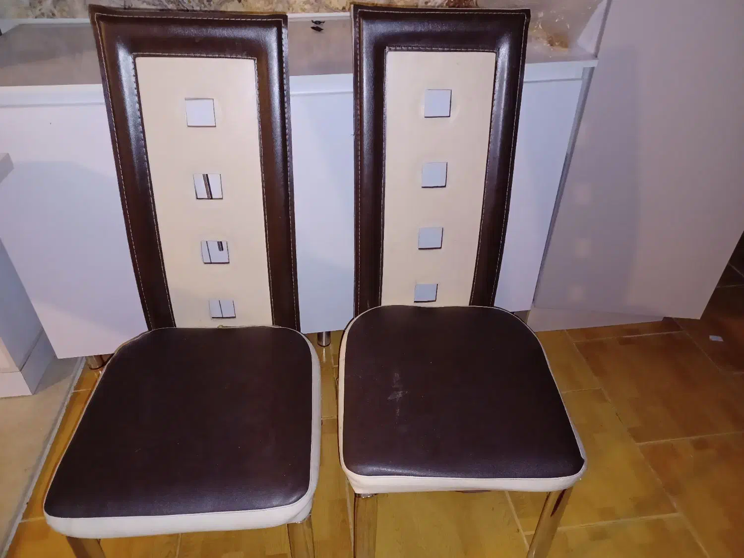 دو عدد صندلی سالم|میز و صندلی غذاخوری|اهر, |دیوار