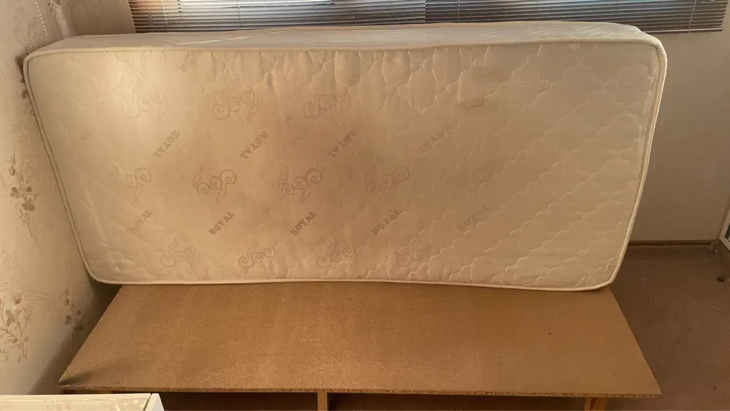 تشک خوشخواب و کفی تخت|تشک تختخواب|شیراز, بعثت|دیوار