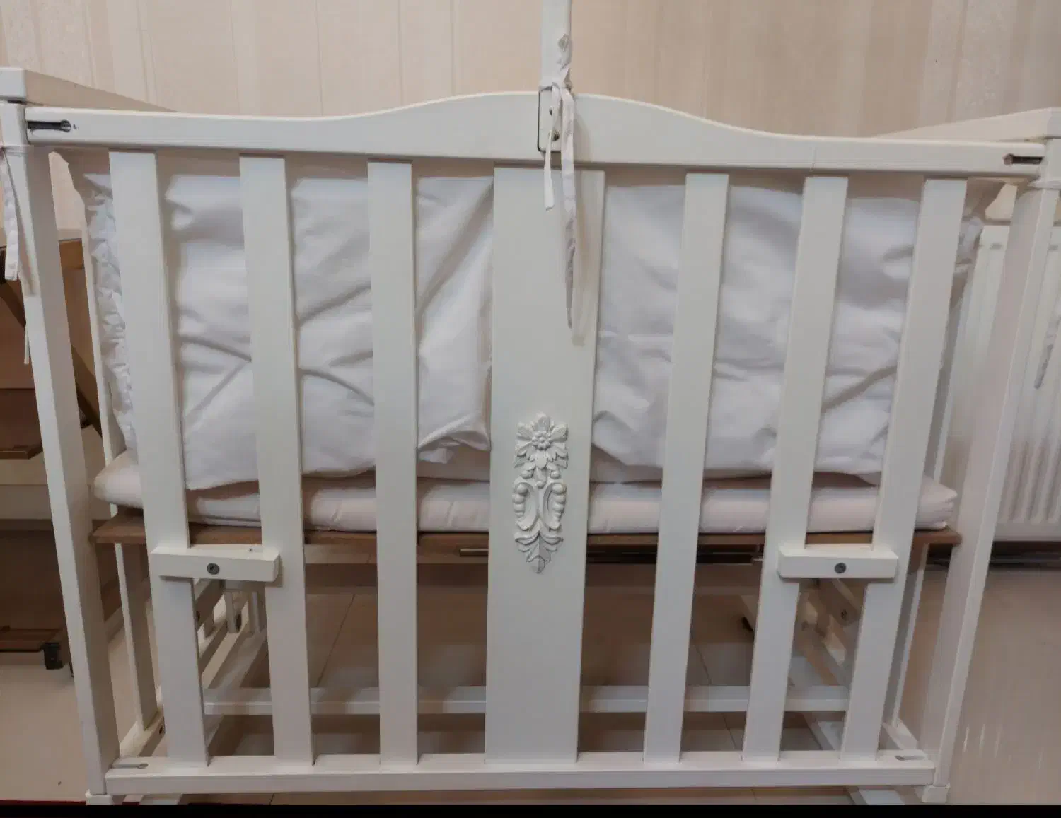 تخت وگهواره کنار تخت مادر،کارِ تُرک|اسباب و اثاث بچه|نیشابور, دارایی|دیوار