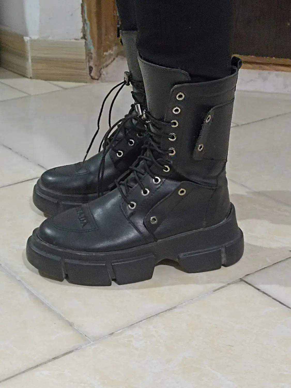 سه جفت کفش|کیف، کفش، کمربند|رشت, کوی فکوری|دیوار