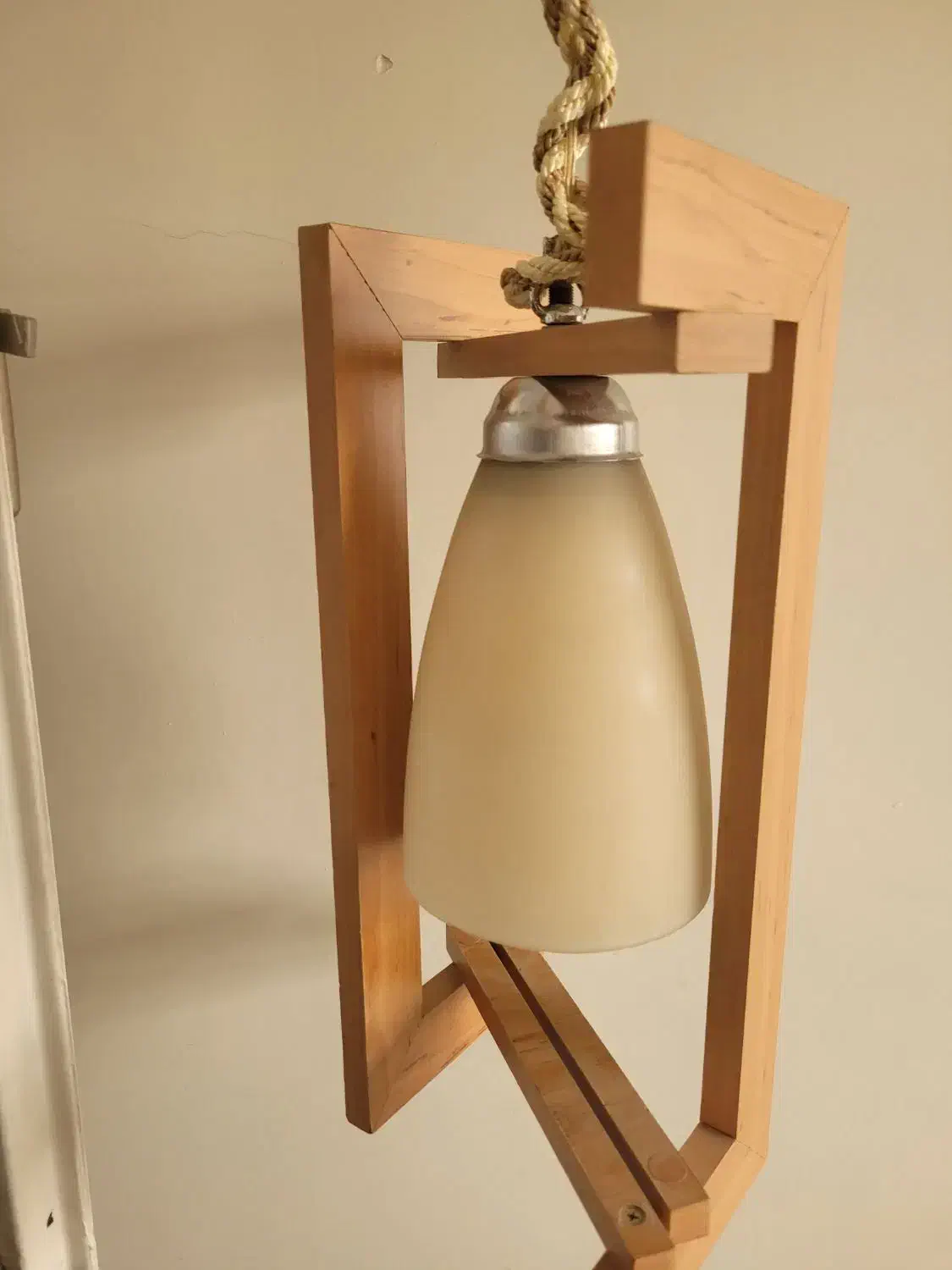 لوستر چوبی کاملا سالم|لوستر و چراغ آویز|تهران, سید خندان (جلفا)|دیوار