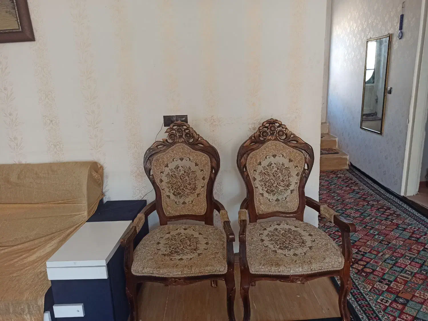 مبل هشت نفره جنس چوب درجه یک قدیمی|مبلمان خانگی و میز عسلی|دالاهو, |دیوار