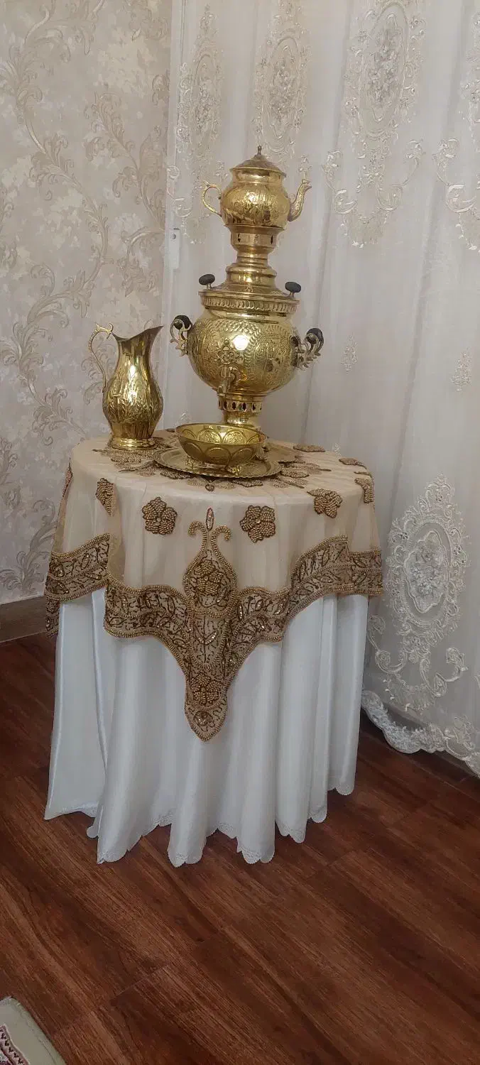سماور برنجی با رومیزی ومیز خاطره|سماور، چایساز، قهوهساز|زنجان, |دیوار
