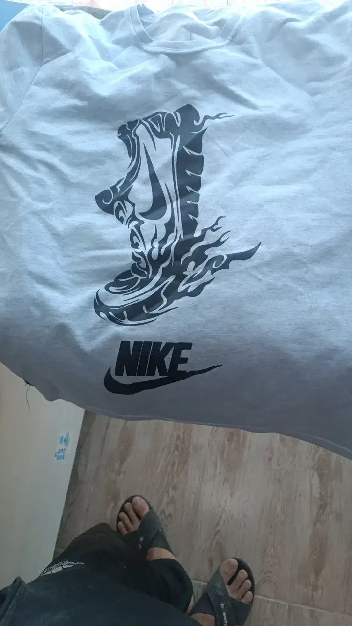 تی شرت و کتونی|لباس|اسفرورین, |دیوار