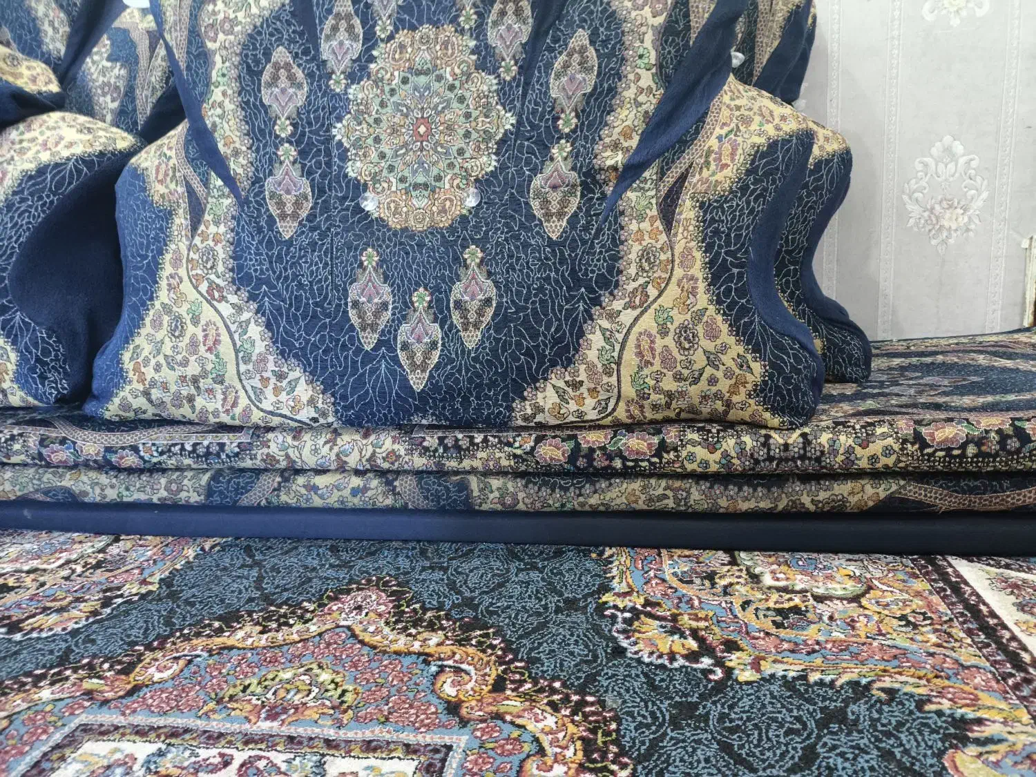 پشتی خلیجی|پشتی|باوی, |دیوار