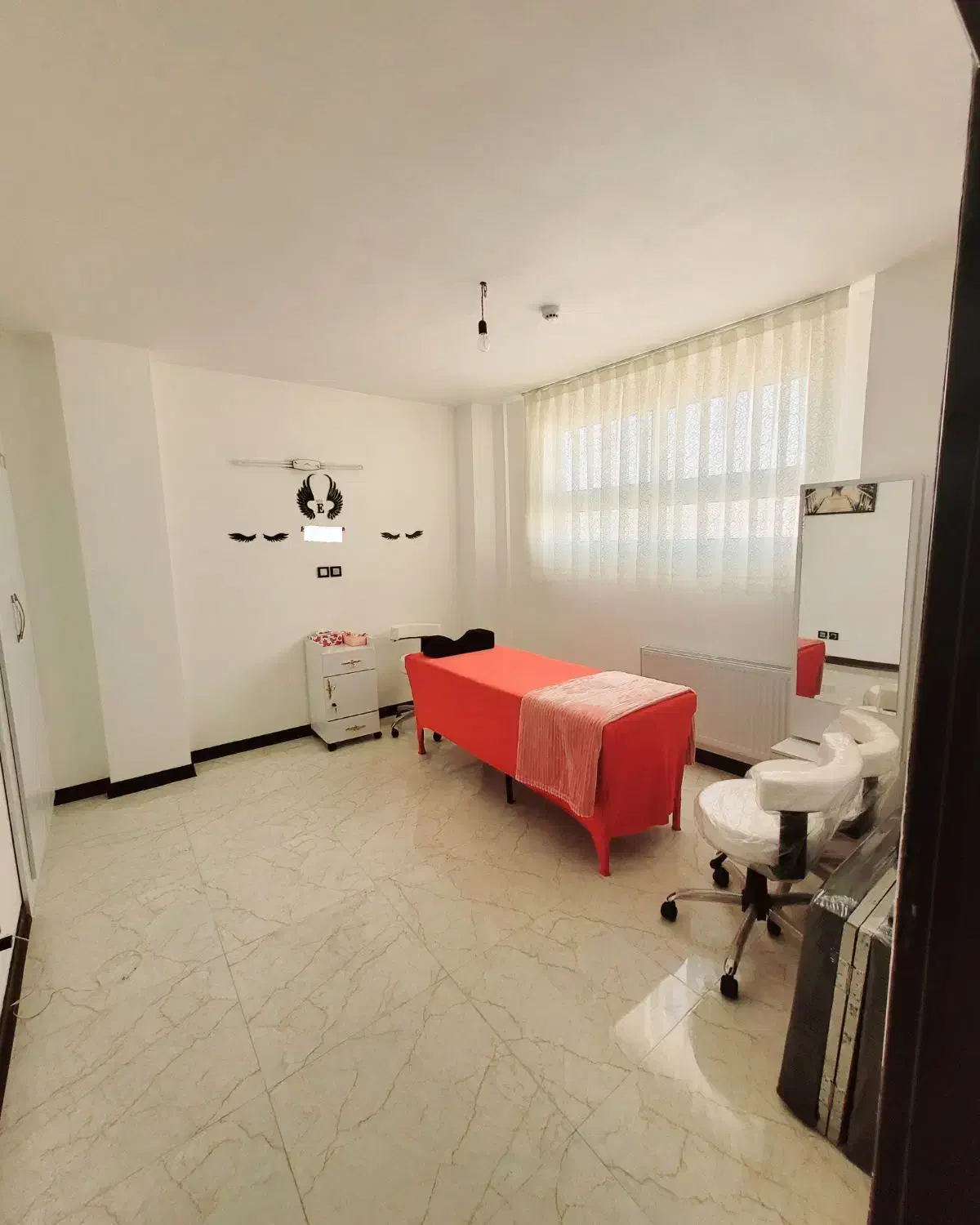 فروش تخت تاشو ،ترولی چرخ دار و صندلی های چرخ دار|آرایشگاه و سالنهای زیبایی|اصفهان, خانه اصفهان|دیوار