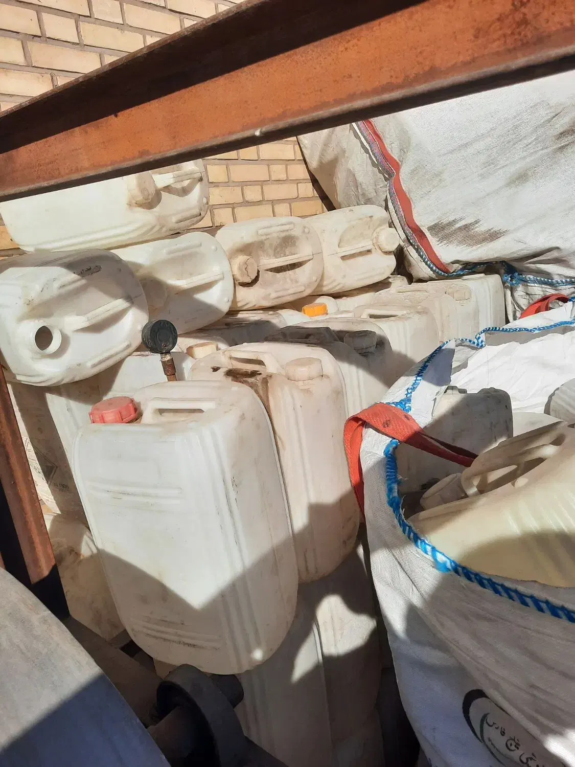 گالن ۲۰و۳۰لیتری پلاستیکی سالم|ظروف نگهدارنده، پلاستیکی، یک‌بارمصرف|ساوه, |دیوار