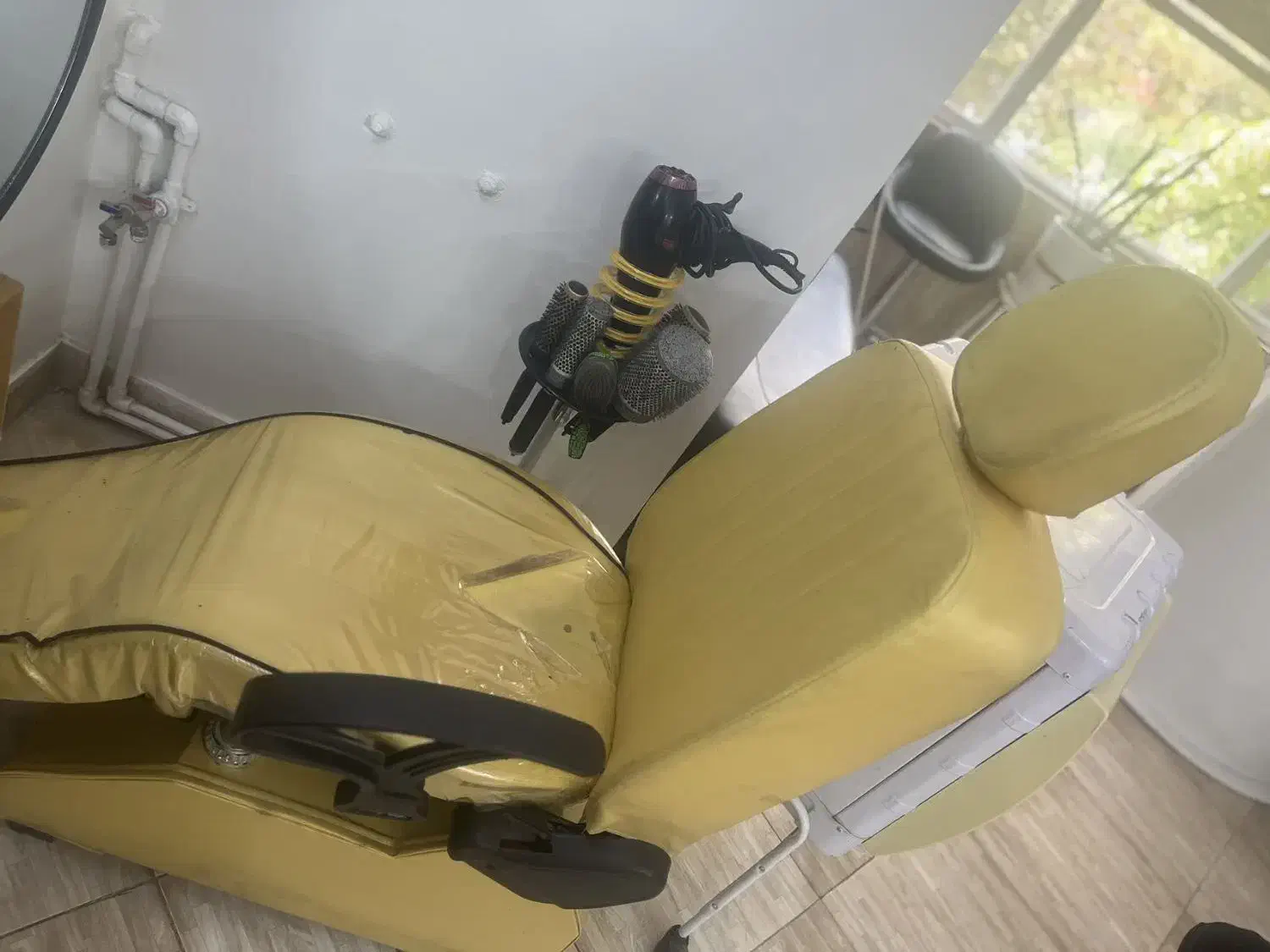 صندلی ومیزارایشگاهی سالم ومرتب|آرایشگاه و سالن‌های زیبایی|رودهن, |دیوار