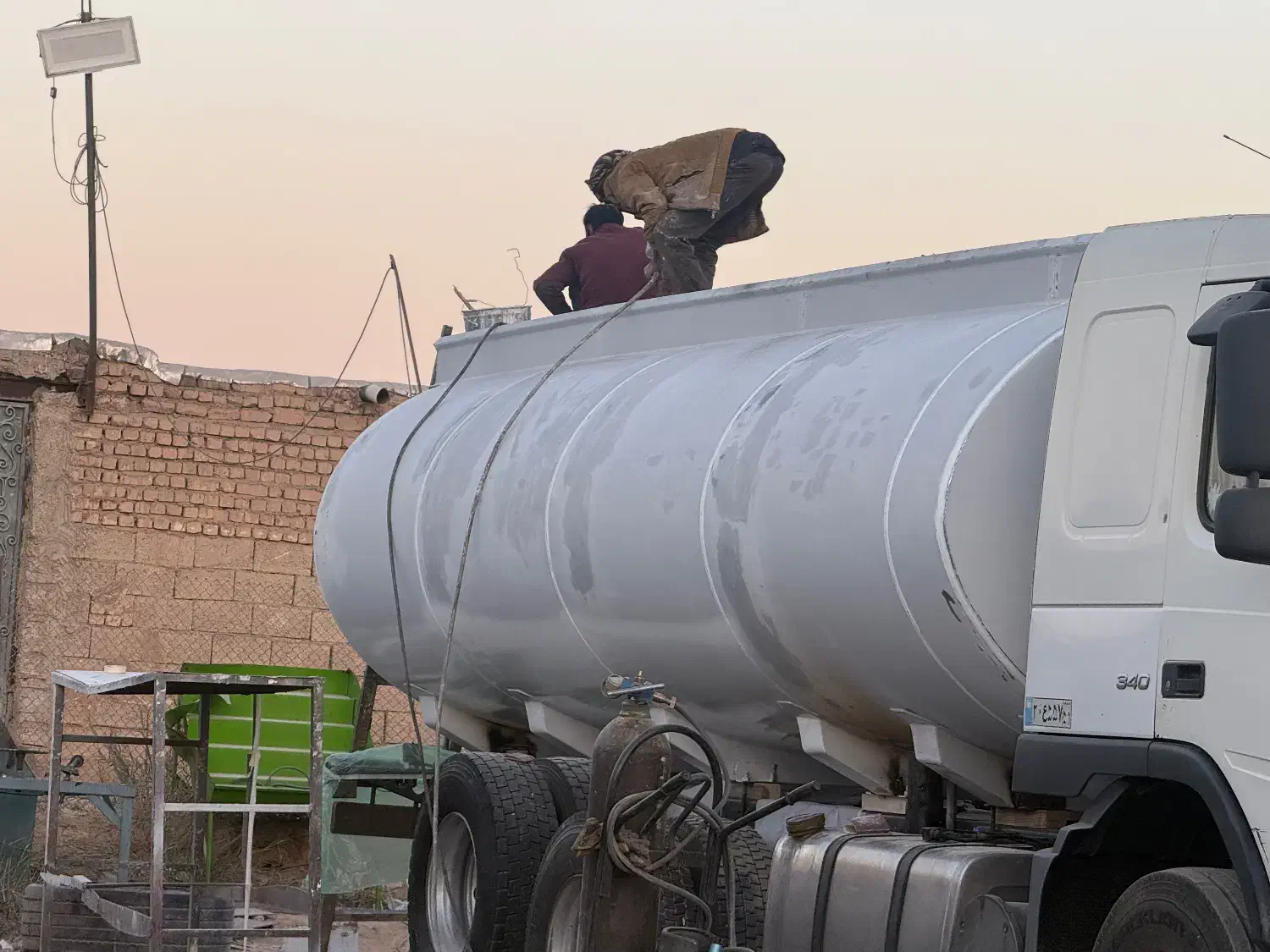 تانک دهچرخ|خودرو سنگین|برخوار, |دیوار