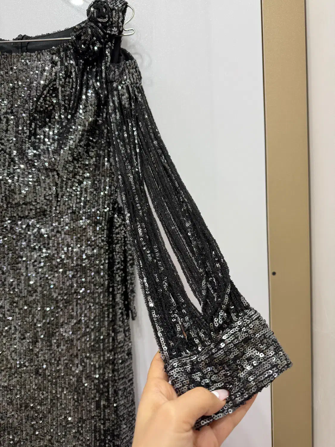 لباس مجلسی|لباس|ری, شهادت|دیوار