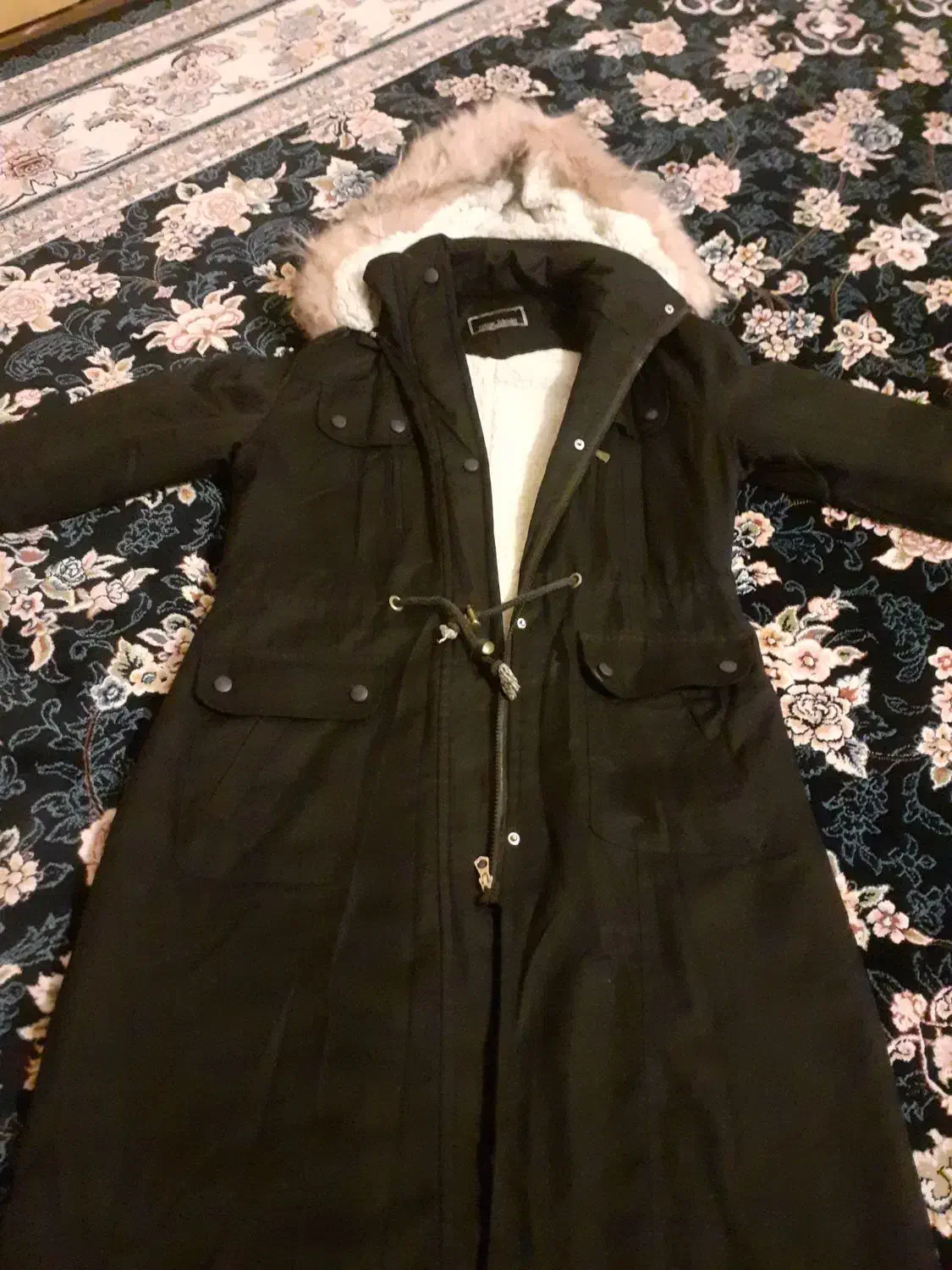 کاپشن|لباس|رباطکریم, رباطکریم|دیوار