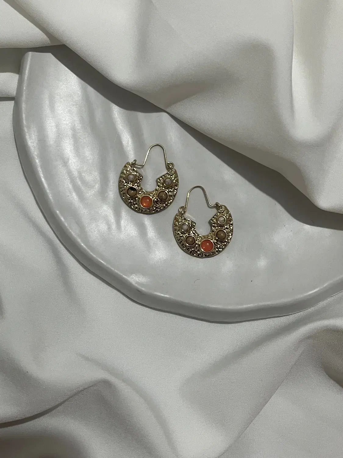 گوشواره|بدلیجات|رشت, سعدی (تختی)|دیوار