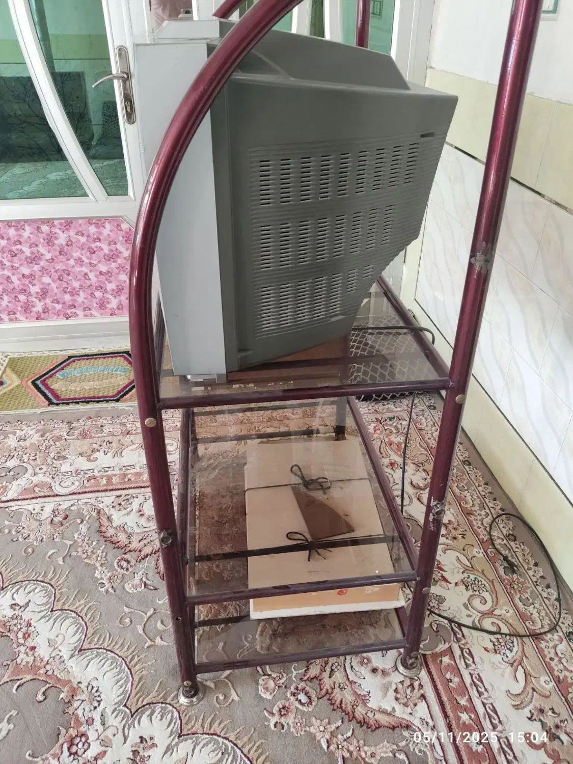 تلویزیون سامسونگ قدیمی و زیرتلویزیون|تلویزیون و پروژکتور|لردگان, |دیوار