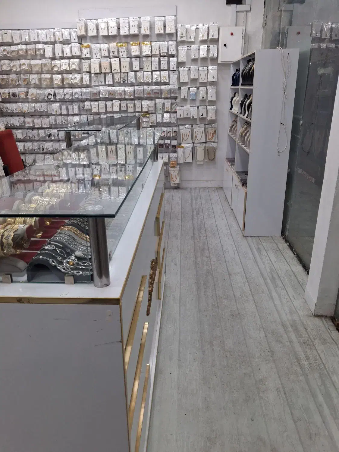 فروش مغازه زیورآلات در مرکز بازار طلافروشان رشت|فروش مغازه و غرفه|رشت, بازار|دیوار