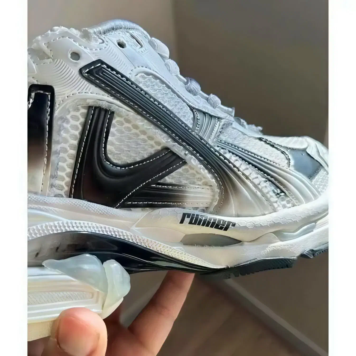 کتونی بالنسیاگا|کیف، کفش، کمربند|ساری, |دیوار