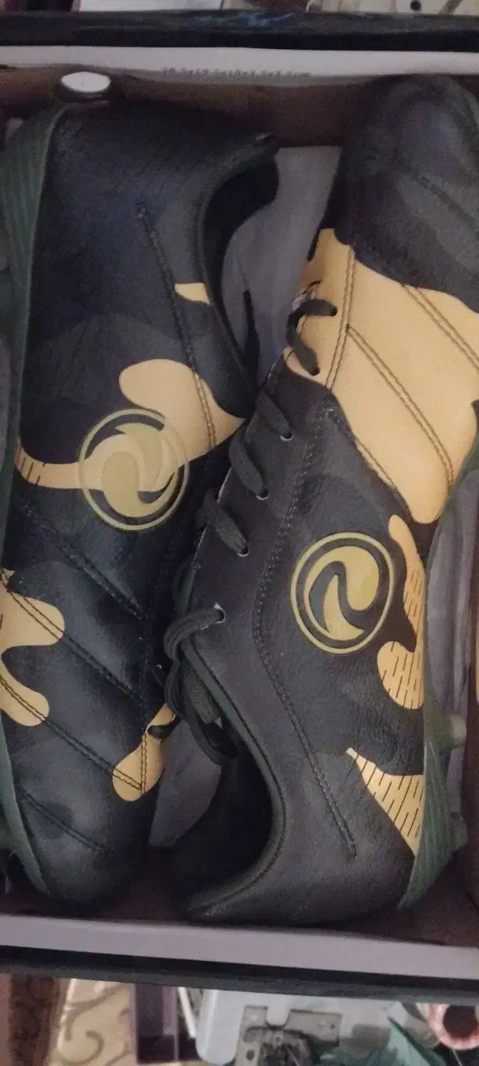 کفش فوتبال|کیف، کفش، کمربند|میانه, |دیوار