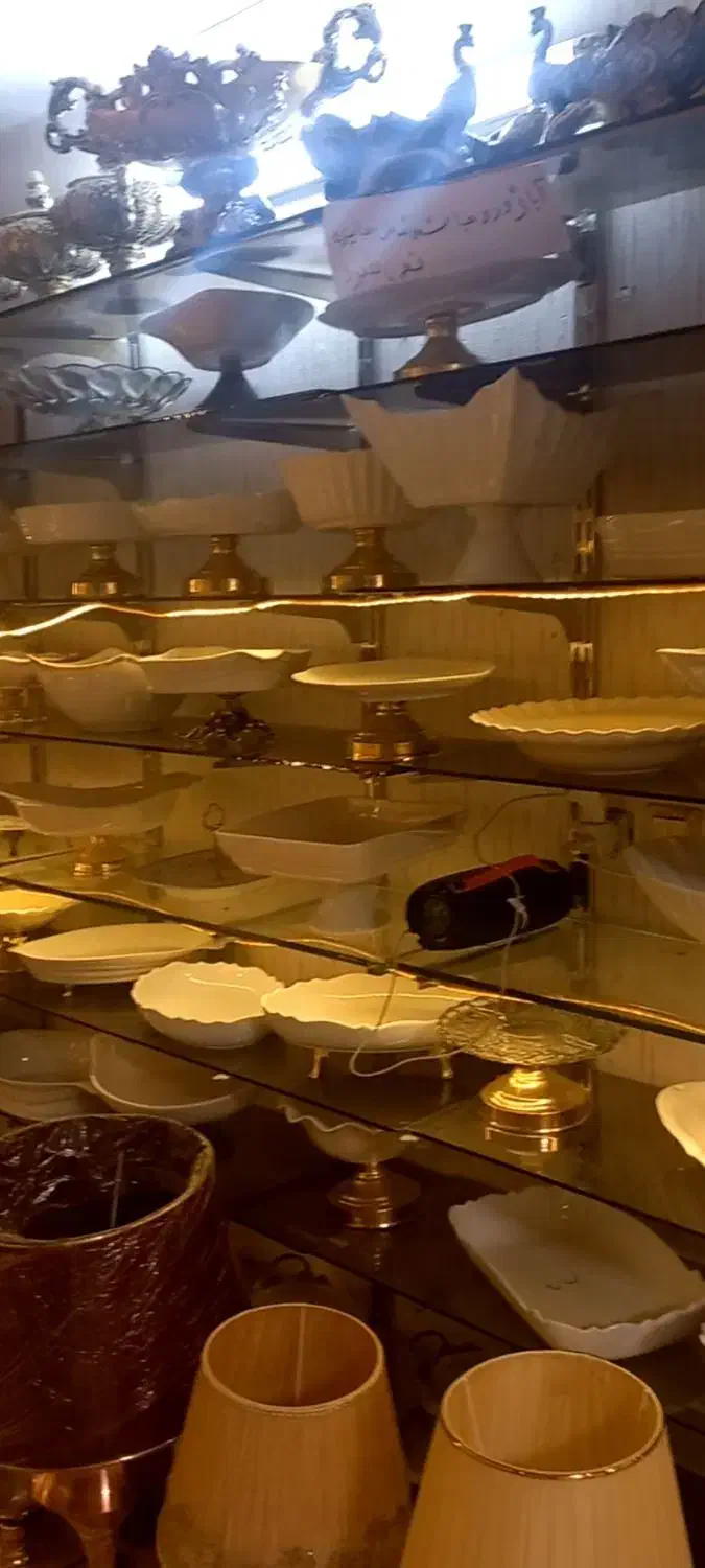 قفسه شیشه ای|فروشگاه و مغازه|الیگودرز, |دیوار