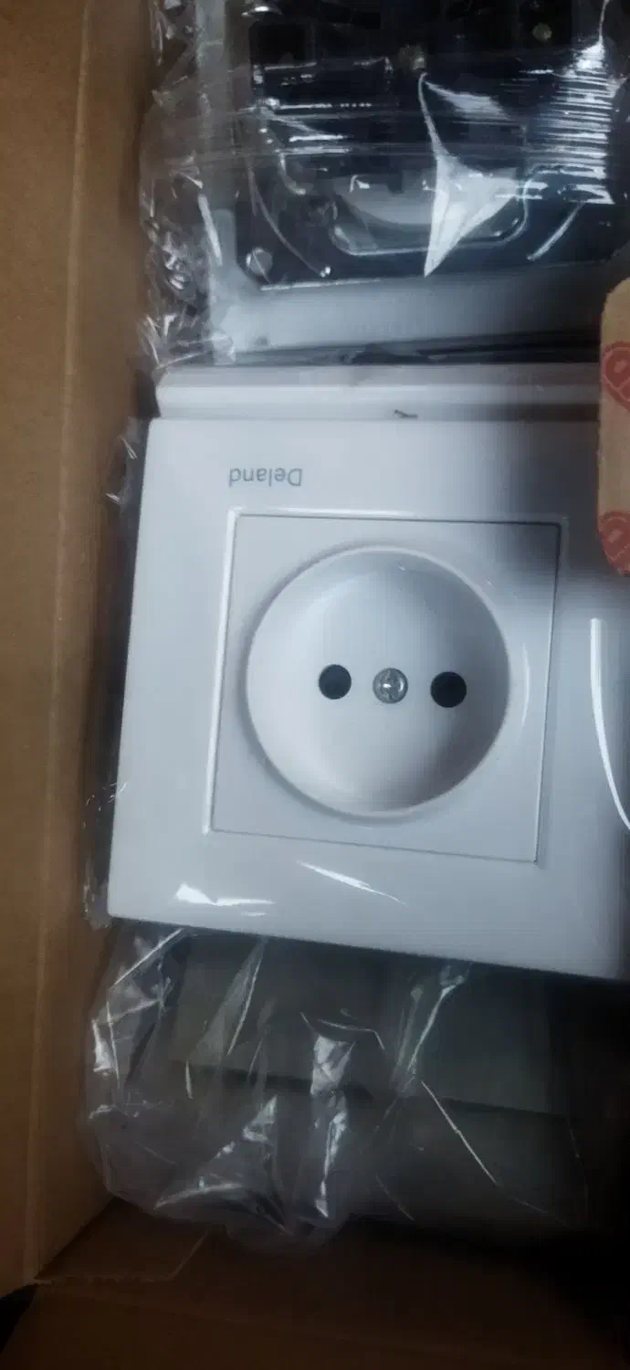 پریز دلند|لامپ و چراغ|رشت, معلم|دیوار