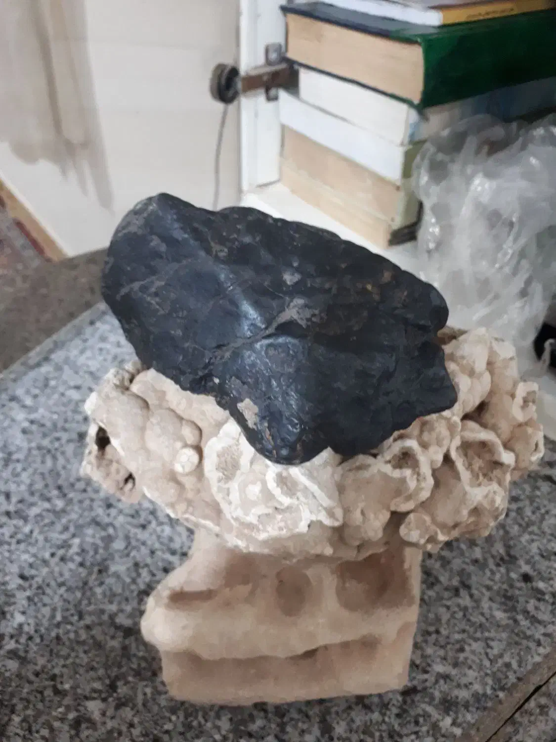 سنگ‌های کلکسیونی و سنگی که اهرنربا بهش میچسبد|کلکسیون اشیاء عتیقه|مشکان, |دیوار