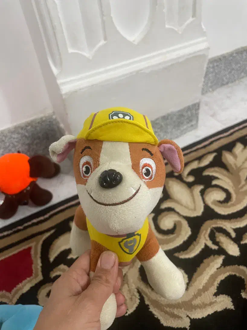 تعدادی عروسک|اسباب‌بازی بچه|رشت, آب آسیاب|دیوار