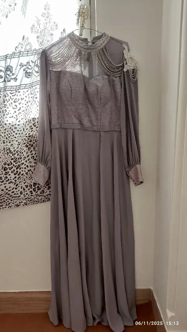 تعدادی لباس|لباس|میانه, |دیوار