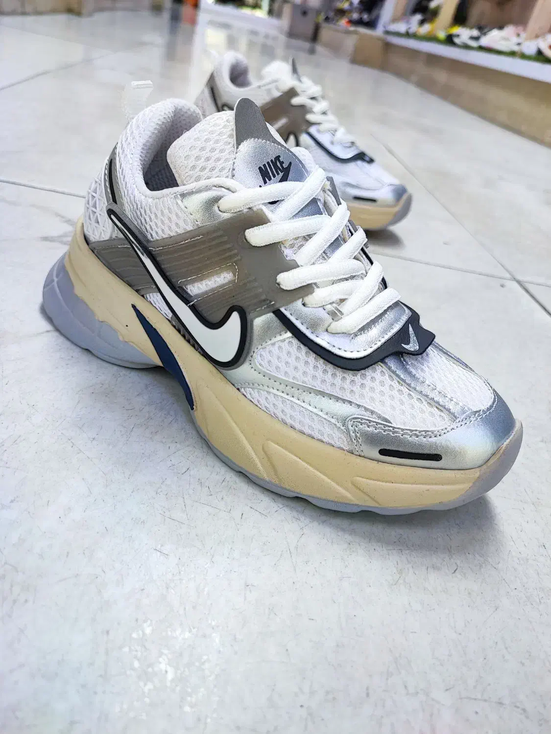 نایک v2k سایز37تا40|کیف، کفش، کمربند|سنندج, |دیوار