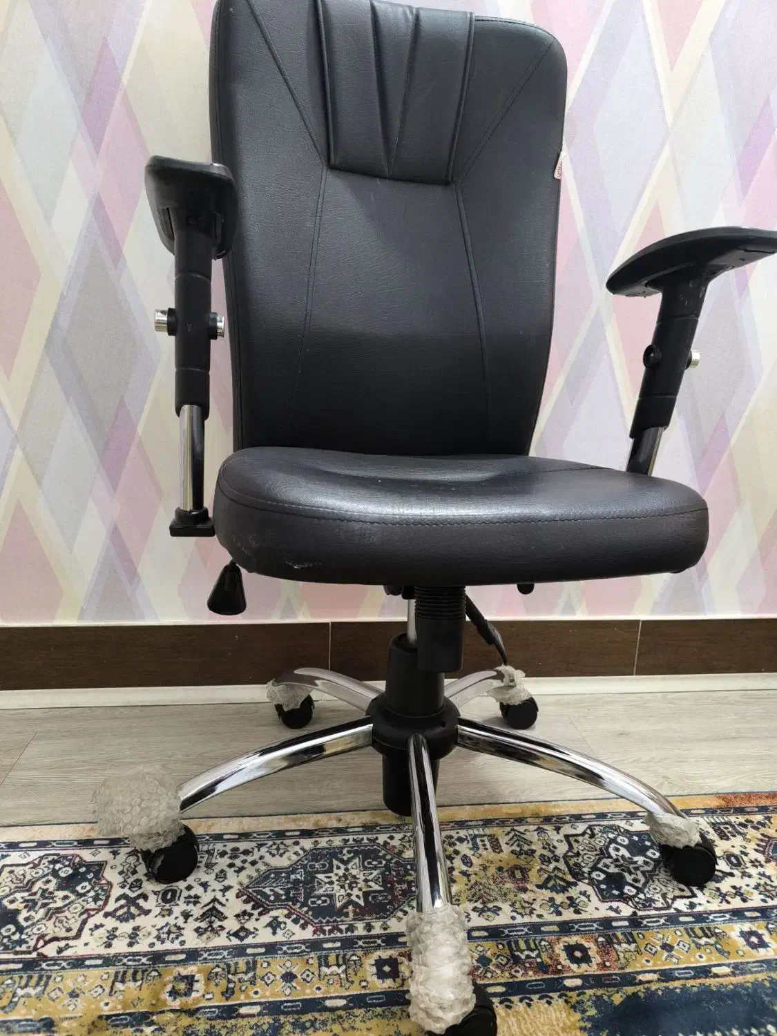 صندلی چرخ دار و جک دار|صندلی و نیمکت|خرم‌آباد, |دیوار